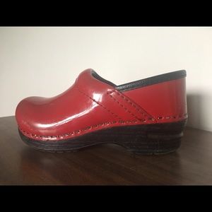 Toddler girls red Danskos sz Euro 28/US 11